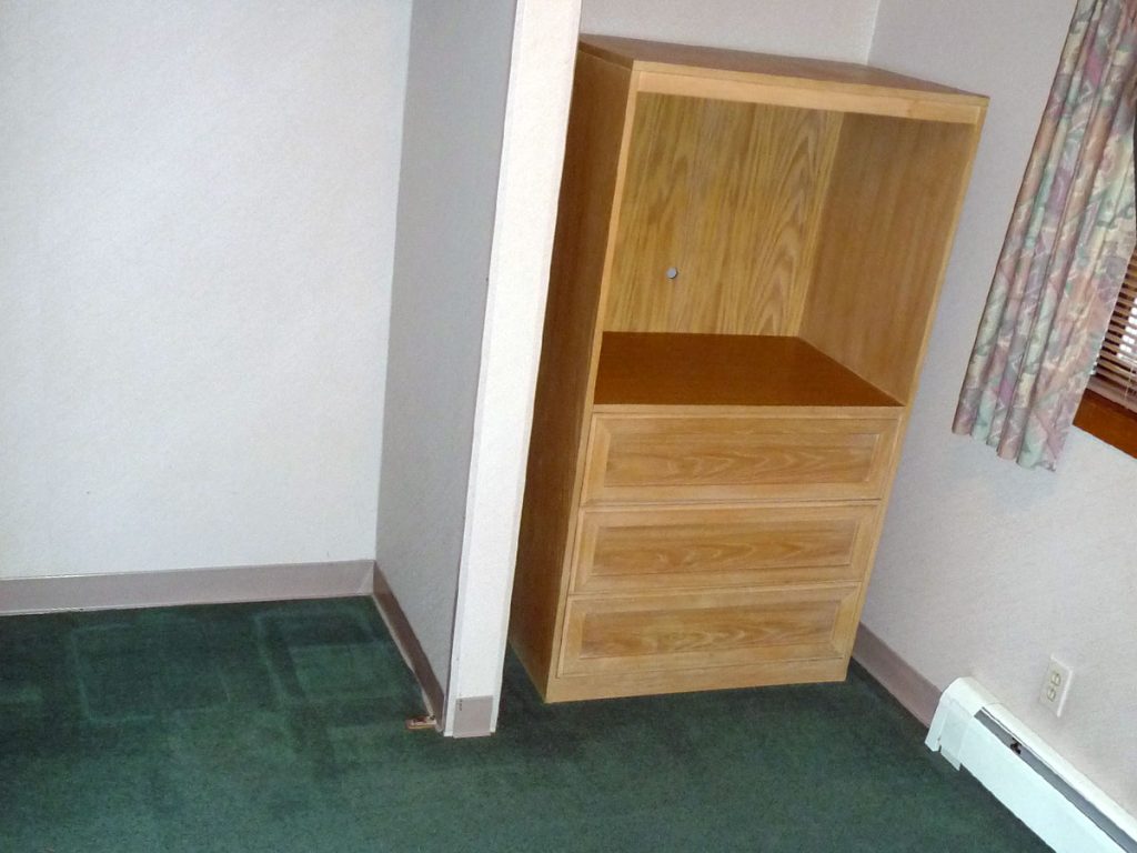 efficiency-bedrm-closet